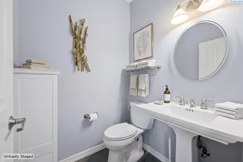 Bath - 1610 NW Nicole Ct, Pullman, WA 99163 photo 3 of 4
