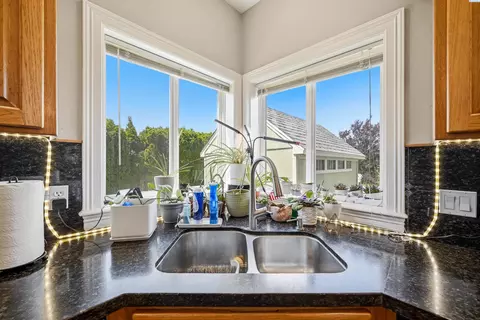 Kitchen - 1610 NW Nicole Ct, Pullman, WA 99163 photo 5 of 5