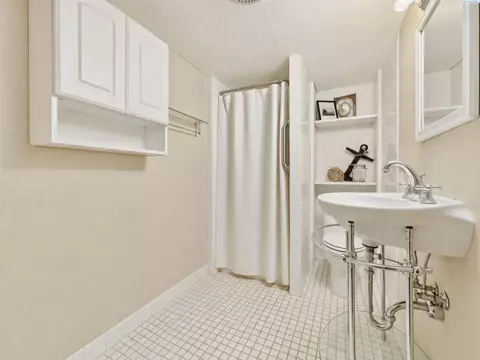 Bath - 1620 SW Baldwin Dr, Pullman, WA 99163 photo 3 of 3