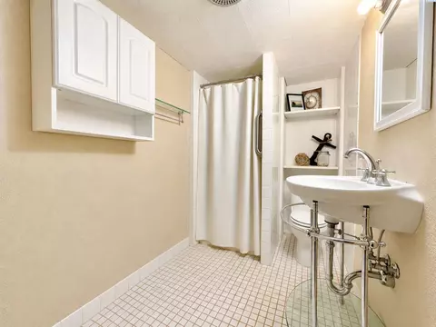 Bath - 1620 SW Baldwin Dr, Pullman, WA 99163 photo 3 of 3