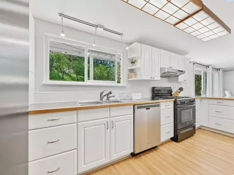 Kitchen - 1620 SW Baldwin Dr, Pullman, WA 99163 photo 2 of 2