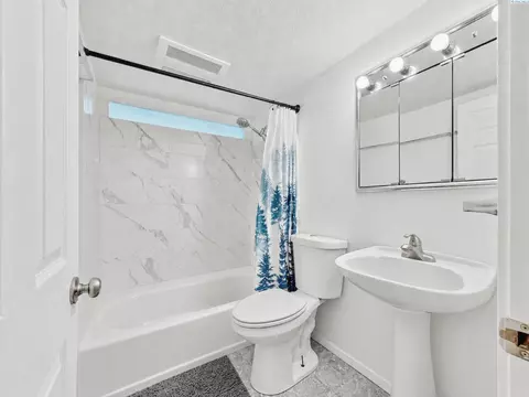 Bath - 1620 SW Baldwin Dr, Pullman, WA 99163 photo 2 of 3