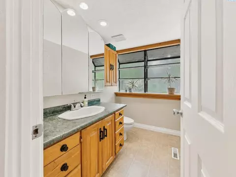 Bath - 1620 SW Baldwin Dr, Pullman, WA 99163 photo 1 of 3