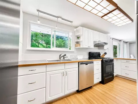 Kitchen - 1620 SW Baldwin Dr, Pullman, WA 99163 photo 2 of 2