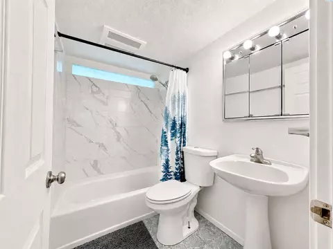Bath - 1620 SW Baldwin Dr, Pullman, WA 99163 photo 2 of 3