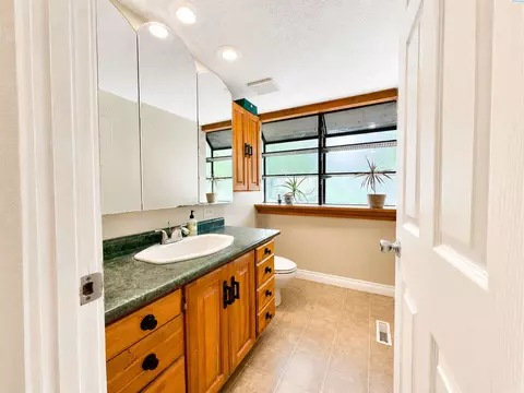 Bath - 1620 SW Baldwin Dr, Pullman, WA 99163 photo 1 of 3