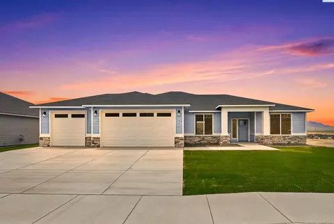 979 Thebes St, West Richland, WA 99353