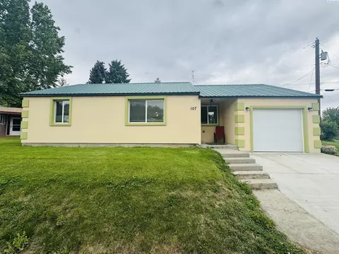 107 W First Ave, Granger, WA 98932