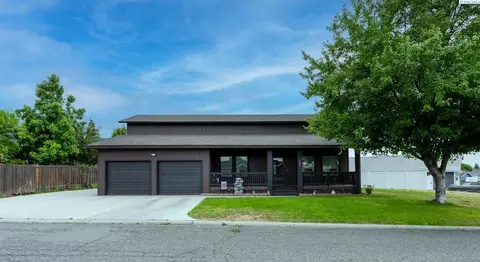 1806 Smith Ln, Grandview, WA 98930