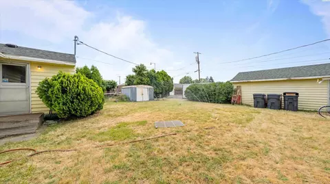 Exterior - 1712 N 16th Ave, Pasco, WA 99301 photo 4 of 5