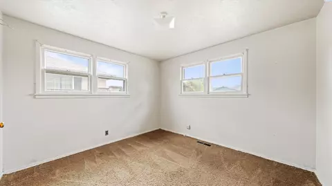 Bedroom - 1712 N 16th Ave, Pasco, WA 99301 photo 5 of 6