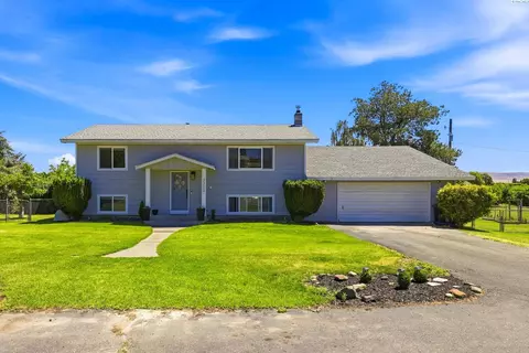 2202 Hill Dr, Grandview, WA 98930