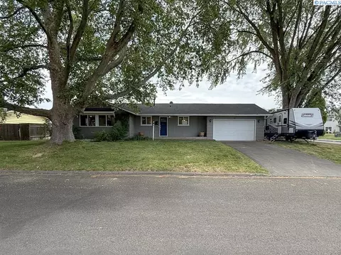 22 NE Tremont Dr, College Place, WA 99324