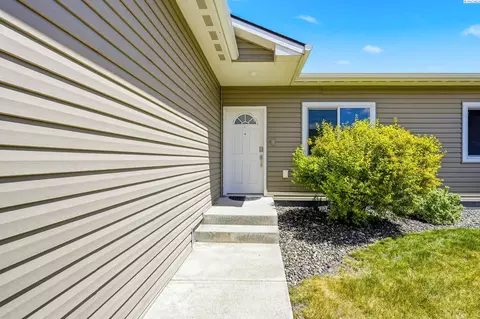Exterior - 1030 SW Corral Ct, Pullman, WA 99163 photo 3 of 7