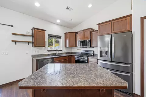 Kitchen - 1030 SW Corral Ct, Pullman, WA 99163 photo 3 of 4