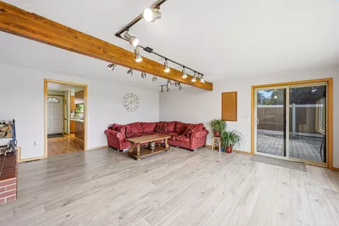 Living - 1315 Douglas Dr, Pullman, WA 99163 photo 3 of 6