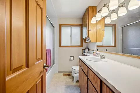 Bath - 1315 Douglas Dr, Pullman, WA 99163 photo 2 of 3