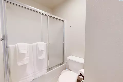 Bath - 1645 NE Merman Dr #C201, Pullman, WA 99163 photo 3 of 3
