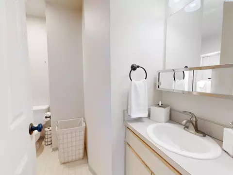 Bath - 1645 NE Merman Dr #C201, Pullman, WA 99163 photo 2 of 3