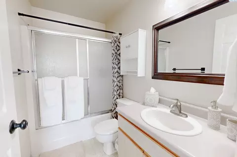 Bath - 1645 NE Merman Dr #C201, Pullman, WA 99163 photo 1 of 3