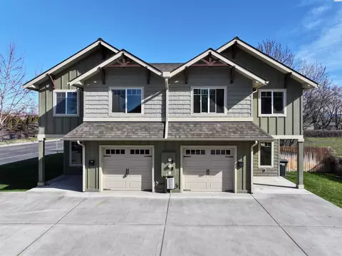 226 E Whitman Dr, College Place, WA 99324