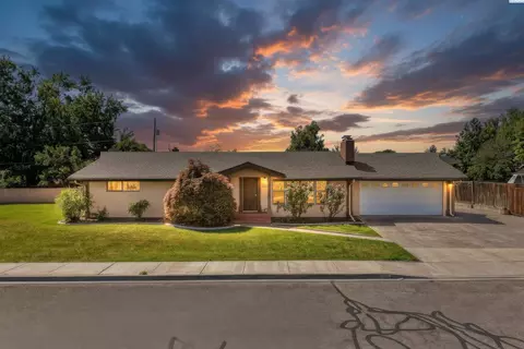 411 W 27th Ave, Kennewick, WA 99337