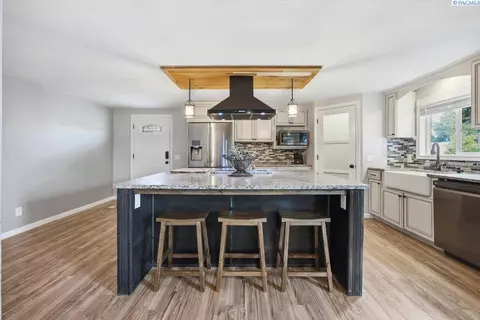912 Cottonwood Dr, Richland, WA 99352