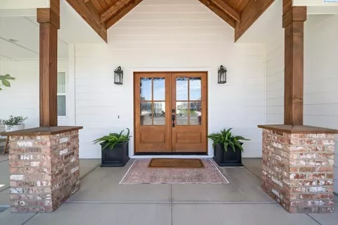 83204 E Sagebrush Rd, Kennewick, WA 99338