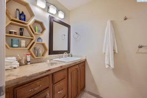Bath - 2345 NW Ridgeline Dr, Pullman, WA 99163 photo 3 of 3