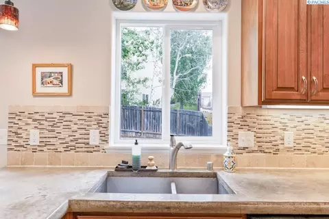 Kitchen - 2345 NW Ridgeline Dr, Pullman, WA 99163 photo 3 of 5