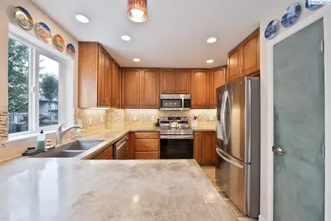 Kitchen - 2345 NW Ridgeline Dr, Pullman, WA 99163 photo 2 of 5