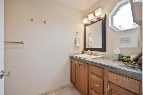 Bath - 2345 NW Ridgeline Dr, Pullman, WA 99163 photo 2 of 3