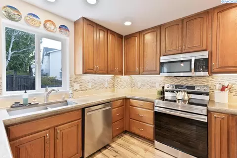 Kitchen - 2345 NW Ridgeline Dr, Pullman, WA 99163 photo 4 of 5
