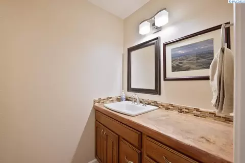 Bath - 2345 NW Ridgeline Dr, Pullman, WA 99163 photo 1 of 3