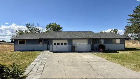 920-924 Burgundy Pl, Prosser, WA 99350