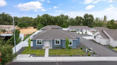 1978 S Buntin St, Kennewick, WA 99337