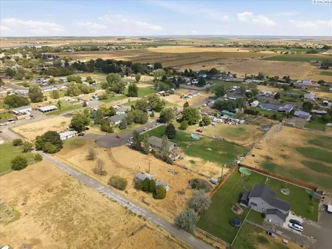 131 Off Pl, Burbank, WA 99323