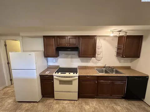 Kitchen - 19572 Sr 194, Pullman, WA 99163 photo 4 of 4