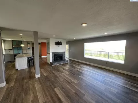 Living - 19572 Sr 194, Pullman, WA 99163 photo 2 of 4