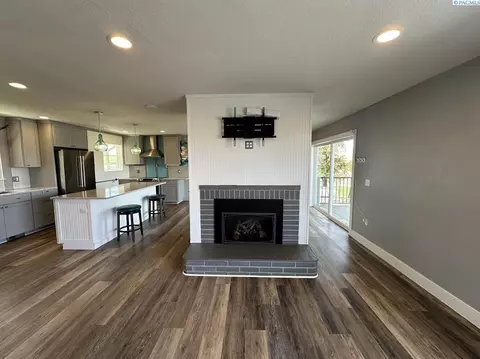Living - 19572 Sr 194, Pullman, WA 99163 photo 1 of 4