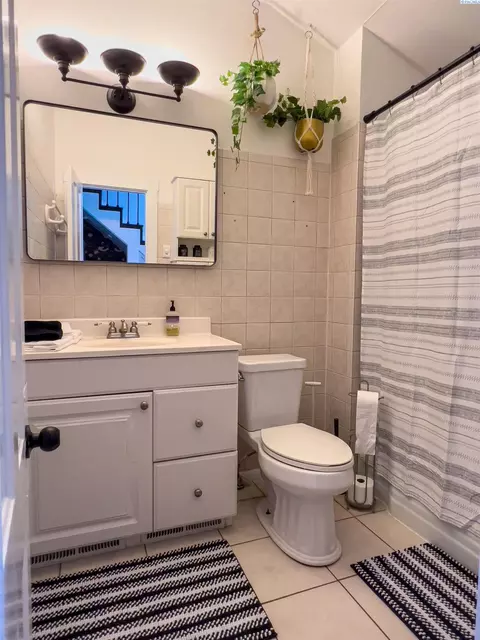 Bath - 321 NW Harrison St, Pullman, WA 99163 photo 1 of 2