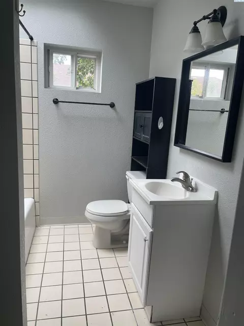 Bath - 321 NW Harrison St, Pullman, WA 99163 photo 2 of 2