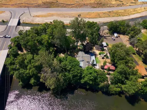 76704 N Yakima River Dr, West Richland, WA 99353