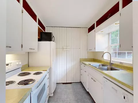 Kitchen - 1000 NE Duncan Ln, Pullman, WA 99163 photo 1 of 1