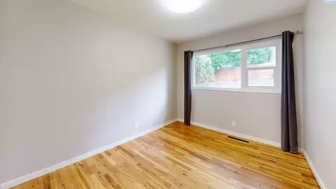 Bedroom - 1000 NE Duncan Ln, Pullman, WA 99163 photo 3 of 3
