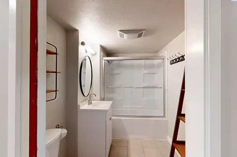 Bath - 1000 NE Duncan Ln, Pullman, WA 99163 photo 2 of 2