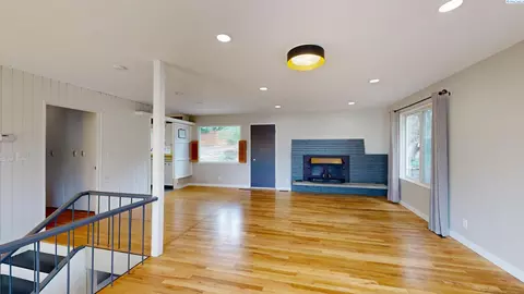Living - 1000 NE Duncan Ln, Pullman, WA 99163 photo 4 of 5