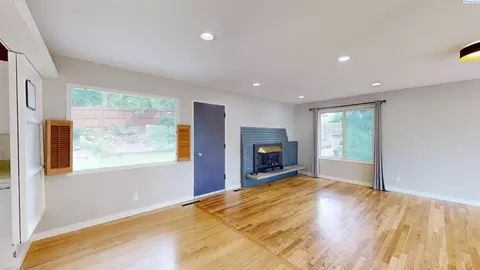 Living - 1000 NE Duncan Ln, Pullman, WA 99163 photo 2 of 5