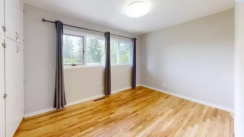 Bedroom - 1000 NE Duncan Ln, Pullman, WA 99163 photo 2 of 3