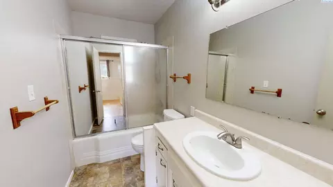Bath - 1000 NE Duncan Ln, Pullman, WA 99163 photo 1 of 2